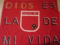 Trapo - Bandeira - Faixa - Telón - "LA SANTA FE QUE BENDICE MI VIDA." Trapo de la Barra: La Guardia Albi Roja Sur • Club: Independiente Santa Fe