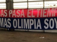 Trapo - Bandeira - Faixa - Telón - "Mas pasa el tiempo mas Olimpia soy" Trapo de la Barra: La Ultra Fiel • Club: Club Deportivo Olimpia • País: Honduras