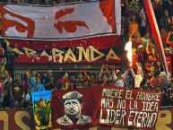 Trapo - Bandeira - Faixa - Telón - "Muere el hombre mas no la idea lider eterno en honor al ex presidente fallecido Hugo Chavez" Trapo de la Barra: Los Demonios Rojos • Club: Caracas