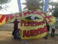 Trapo - Bandeira - Faixa - Telón - "Fraternidad aurirroja presente en Maracaibo" Trapo de la Barra: Los Vikingos • Club: Aragua • País: Venezuela