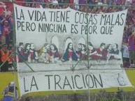 Trapo - Bandeira - Faixa - Telón - "la vida tiene cosas malas pero ninguna es peor que la traición" Trapo de la Barra: Mafia Azul Grana • Club: Deportivo Quito