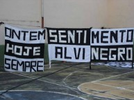 Trapo - Bandeira - Faixa - Telón - "Mov 105 - Ontem, hoje, sempre e Sentimento Alvinegro" Trapo de la Barra: Movimento 105 Minutos • Club: Atlético Mineiro