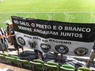Trapo - Bandeira - Faixa - Telón - "Mov 105 - Não ao racismo" Trapo de la Barra: Movimento 105 Minutos • Club: Atlético Mineiro • País: Brasil