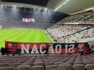 Trapo - Bandeira - Faixa - Telón - "Nação 12 presente na Neo Química Arena." Trapo de la Barra: Nação 12 • Club: Flamengo • País: Brasil