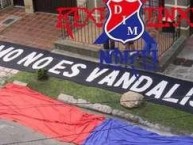 Trapo - Bandeira - Faixa - Telón - "El barrismo no es vandalismo" Trapo de la Barra: Rexixtenxia Norte • Club: Independiente Medellín