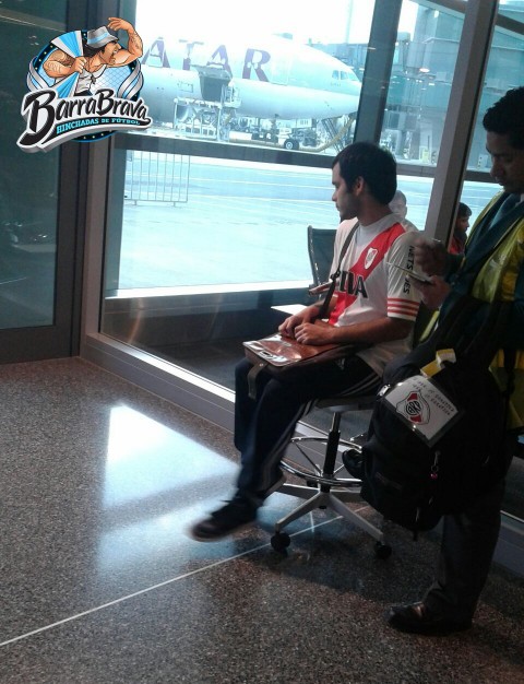 Esto es para admirar! Una persona no vidente viajando a Japón para sentir a River Plate!