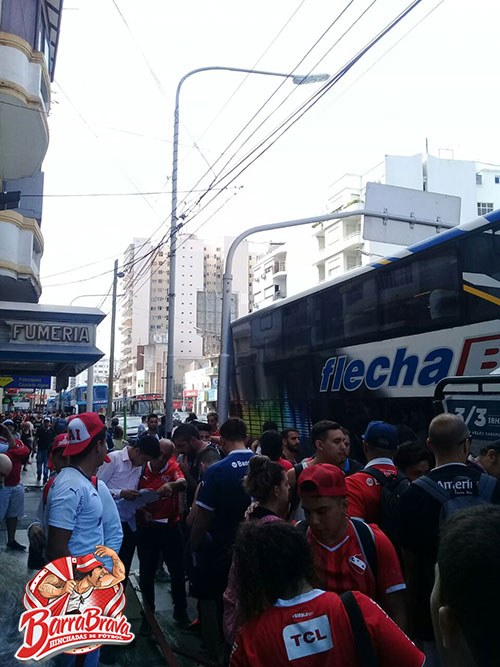 En este momento los hinchas  de Independiente parten desde la sede del club rumbo a Porto Alegre para ver la final de la Recopa ante Grêmio. Se esperan 4.000 hinchas del Rojo. (20/02/2018)