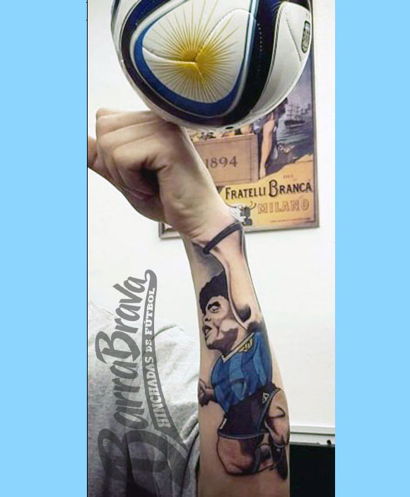 Tremendo el tatuaje LA MANO DE DIOS (referente a Diego Maradona en la copa 1986)