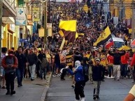 Foto: "La hinchada coquimbana en las calles, participando de las protestas de 2019" Barra: Al Hueso Pirata • Club: Coquimbo Unido