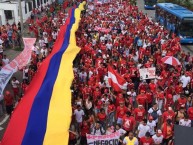 Foto: "Marcha por las calles de Cali" Barra: Baron Rojo Sur • Club: América de Cáli • País: Colombia