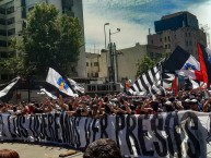 Foto: "Garra Blanca marchando por las calles de Santiago junto a todo el pueblo chileno" Barra: Garra Blanca • Club: Colo-Colo