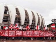 Foto: "NÃO SOMOS APENAS 90 MINUTOS, SOMOS UMA VIDA INTEIRA" Barra: Guarda Popular • Club: Internacional • País: Brasil