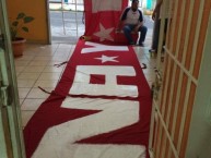 Foto: "Retocando trapo de la eterna y fiel" Barra: Guardia Roja • Club: Tiburones Rojos de Veracruz