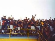 Foto: "La 12 en el año 2002" Barra: La 12 • Club: Alajuelense • País: Costa Rica