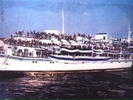 Foto: "Viajando de barco a Uruguay 1992" Barra: La Banda de Fierro 22 • Club: Gimnasia y Esgrima