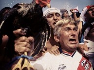 Foto: "El gallo en la popular" Barra: La Banda del Basurero • Club: Deportivo Municipal