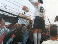 Foto: "Para jugar en Muni hay que tener el pecho bien caliente!" Barra: La Banda del Basurero • Club: Deportivo Municipal