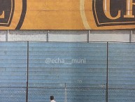 Foto: "El aguante de la banda! Pese a jugar a puertas cerradas la hinchada de Muni subió a un cerro aledaño al estadio San Martín para alentar al equipo ¡Mun" Barra: La Banda del Basurero • Club: Deportivo Municipal