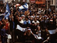 Foto: "El 30 de julio de 1980, veinte mil hinchas de Nacional invadieron Porto Alegre" Barra: La Banda del Parque • Club: Nacional