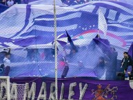 Foto: "VS danubio la fiesta es violeta y blanca" Barra: La Banda Marley • Club: Defensor