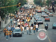 Foto: "Caminando a Mataderos" Barra: La Banda Monstruo &bull; Club: Almirante Brown