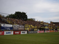 Foto: "En Platense (Lateral)" Barra: La Banda Monstruo &bull; Club: Almirante Brown