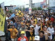 Foto: "Caminando a Morón" Barra: La Banda Monstruo &bull; Club: Almirante Brown