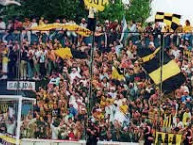 Foto: "En Almagro" Barra: La Banda Monstruo &bull; Club: Almirante Brown