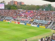 Foto: "Olimpia mostrando a los Xerristas los Trapos que fueron Robados" Barra: La Barra 79 • Club: Olimpia • País: Paraguay