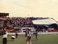 Foto: "La hinchada de estudiantes años 90 con su telon y algunos trofeos" Barra: La Barra de Caseros &bull; Club: Club Atlético Estudiantes &bull; País: Argentina