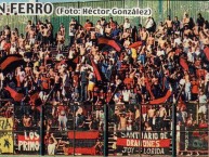 Foto: "contra ferro, en caballito, año 2004" Barra: La Barra del Dragón &bull; Club: Defensores de Belgrano