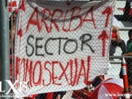 Foto: "Trapo Arriba Sector Homosexual (Anti-Racing)" Barra: La Barra del Rojo • Club: Independiente