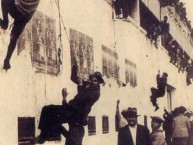 Foto: "Espectadores ingresando al estadio (circa 1934)" Barra: La Barra del Rojo • Club: Independiente