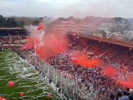 Foto: "ESTADIO DOBLE VISERA" Barra: La Barra del Rojo • Club: Independiente