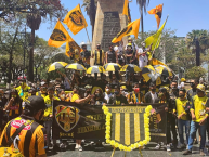 Foto: "La Ultra Sur Sucre celebrando el Día del Hincha Stronguista 2020" Barra: La Gloriosa Ultra Sur 34 &bull; Club: The Strongest &bull; País: Bolívia