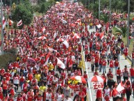 Foto: "Caravana de la hinchada cardenal" Barra: La Guardia Albi Roja Sur • Club: Independiente Santa Fe