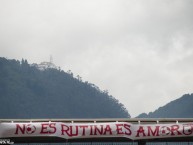 Foto: "No es rutina, es amor!" Barra: La Guardia Albi Roja Sur • Club: Independiente Santa Fe
