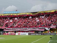 Foto: "Clasico capitalino colombiano" Barra: La Guardia Albi Roja Sur • Club: Independiente Santa Fe