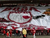 Foto: "SANTAFE VS america. Telon de las facciones de Bosa-LA BANDADEL ENANO" Barra: La Guardia Albi Roja Sur • Club: Independiente Santa Fe