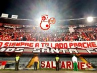 Foto: "PARCHE DIEZ (1997-2022) 25 AÑOS." Barra: La Guardia Albi Roja Sur • Club: Independiente Santa Fe