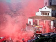 Foto: "en el Cerro Monserrate celebrando los 28 años de la barra brava" Barra: La Guardia Albi Roja Sur • Club: Independiente Santa Fe