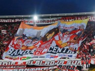 Foto: "Banda Central" Barra: La Guardia Albi Roja Sur &bull; Club: Independiente Santa Fe &bull; País: Colombia