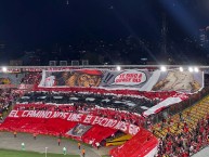 Foto: "Te sigo a donde vas - El camino nos une, el escudo nos guía" Barra: La Guardia Albi Roja Sur &bull; Club: Independiente Santa Fe