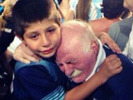 Foto: "Club campeón y un eterno abrazo de un nieto y un abuelo" Barra: La Guardia Imperial • Club: Racing Club