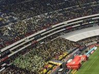 Foto: "En el Estadio Azteca homenajeando a los fallecidos de Chapecoense" Barra: La Monumental • Club: América