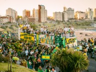 Foto: "Los hinchas de Aldosivi celebran el título y el ascenso a Primera División." Barra: La Pesada del Puerto • Club: Aldosivi • País: Argentina