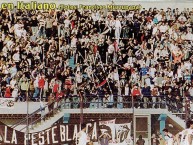 Foto: "en italiano" Barra: La Peste Blanca • Club: All Boys • País: Argentina