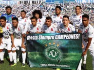 Foto: "Homenaje a Chapecoense" Barra: La Ultra Blanca y Barra Brava 96 • Club: Alianza