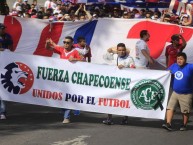 Foto: "Homenaje a Chapecoense" Barra: La Ultra Fiel • Club: Club Deportivo Olimpia