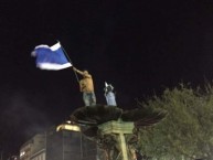 Foto: "Hincha en la fuente del Prado festejando el campeonato" Barra: La Vieja Escuela • Club: Bolívar • País: Bolívia
